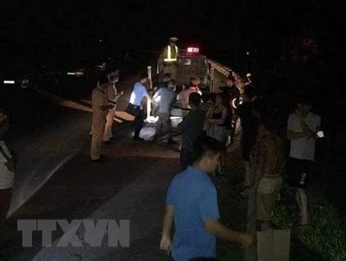 广宁省公安力量逮捕两名外籍人员的现场。(图片来源：越通社）