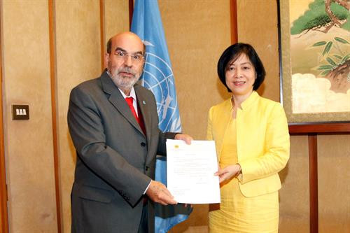 越南常驻联合国粮农组织代表阮氏碧惠大使向联合国粮农组织总干事达席尔瓦博士递交委任书。图自越通社