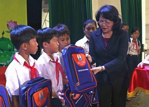 邓氏玉盛向特困儿童颁发助学金。图自越通社
