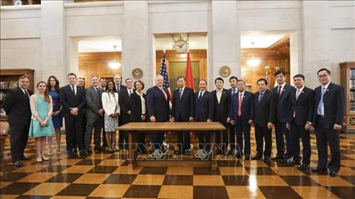 越南公安部与美国内政部双方代表合影。图自越通社