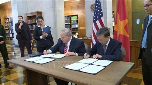 苏林与伯恩哈特签署越南公安部与美国内政部关于打击野生动植物走私违法犯罪的备忘录。图自越通社