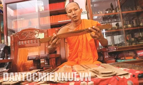 数百年的棕榈叶上的佛经被保存在安江省知尊县知尊镇西维顿( Xvayton)寺。记者 功貌 摄 数百年的棕榈叶上的佛经被保存在安江省知尊县知尊镇西维顿( Xvayton)寺。记者 功貌 摄