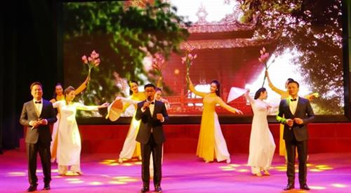 交流活动上的文艺节目。（图片来源：越通社）