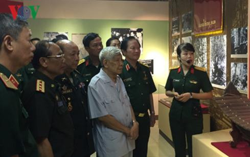 原越共中央总书记黎可漂与各代表参观展会。（图片来源：VOV）