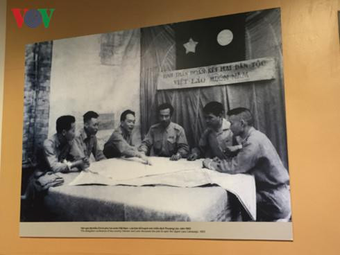 展会上展示的图片。（图片来源：VOV）