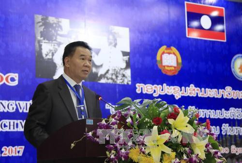 老挝国家政治行政学院院长彤沙丽•梦耨嵋在研讨会上发表讲话。（图片来源：越通社）