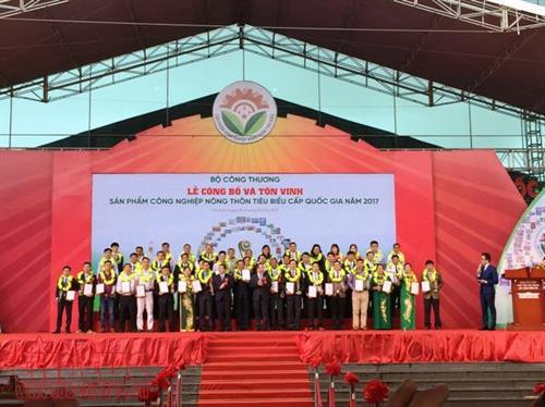 2017年100个国家级典型农村工业产品表彰会。(图片来源:越通社) 2017年100个国家级典型农村工业产品表彰会。(图片来源:越通社)