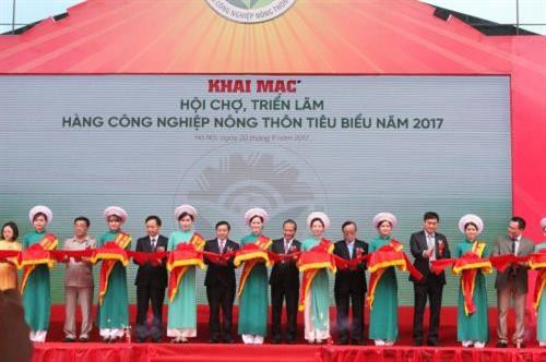 2017年典型农村工业产品展开幕式。(图片来源:越通社) 2017年典型农村工业产品展开幕式。(图片来源:越通社)