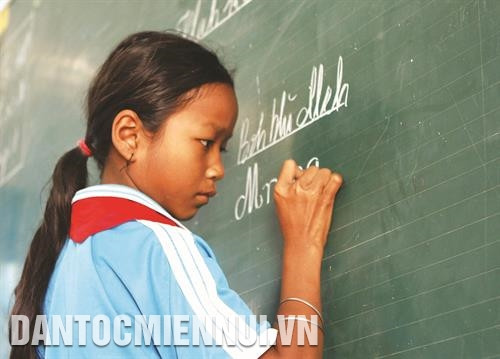 得乐省克容阿纳县埃阿邦乡埃阿邦小学 学生书写埃地字。记者 杨江 摄