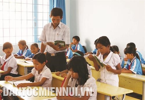 得乐省教育培训厅少数民族学生教育研究委员会专员编撰埃地语教学和学习教程。记者 杨江 摄