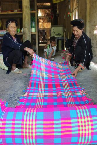 发展传统织锦业有助于创造就业机会，提高收入，保护和弘扬咸安岱族人的文化价值。记者 文贞 摄 咸安人已使用土锦来制作多种独特产品，如枕头套、被罩和纪念品等，受游客的青睐。记者 文贞 摄