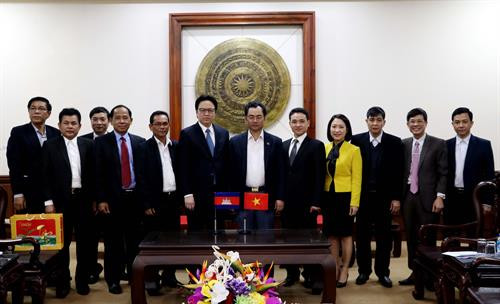 波拉克( Prak Nguon Hong)大使与太原省代表。（图片来源：越通社）