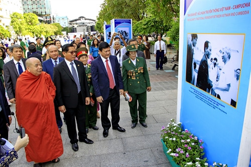与会代表参观题为“越柬传统友谊、团结与全面合作关系”图片展（图片来源：越通社）