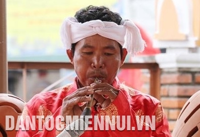 宝朱村艺人演奏萨拉奈管。记者 功暑 摄