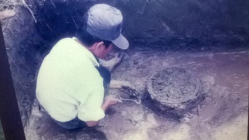 木桶铜鼓葬墓首次在越南平阳省发现 图自越通社 木桶铜鼓葬墓首次在越南平阳省发现 图自越通社