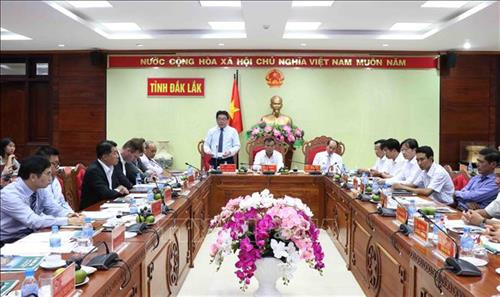 双方进行工作座谈会。图自越通社