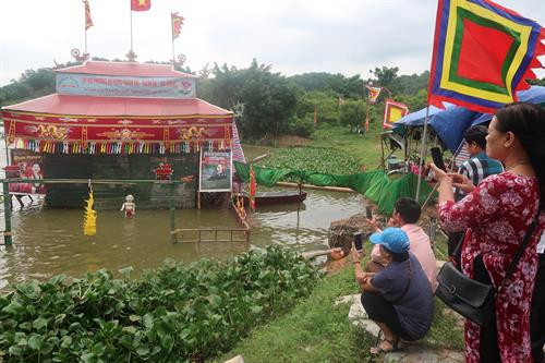 水上木偶戏表演。 图自越通社 水上木偶戏表演。 图自越通社