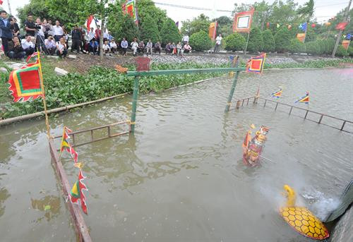 水上木偶戏表演。 图自越通社 水上木偶戏表演。 图自越通社