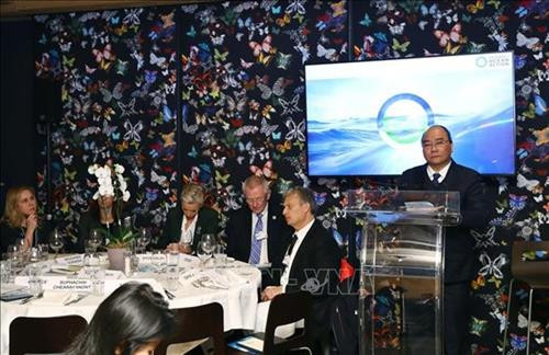 阮春福出席题为“大洋行动议程领导人会晤”的讨论会。图自越通社