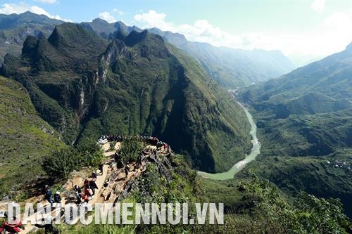 马鼻梁山腰是越南四大山腰。一边是耸立的石岩山，另一边是深渊和滚滚流动的如桂江。记者 阮黄 摄 同文集市每周日举行。赴同文旅游的游客一定不要错过隐映在山壁和云雾中的这个春天集市。 记者 阮黄 摄 同文的春天，有争先恐后盛开的李子花、桃花也有少数民族同胞多彩夺目的服饰而颇具魅力。记者 阮黄 摄