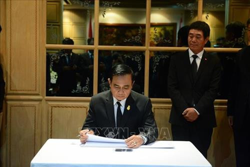泰国总理巴育·占奥差9月24日赴越南驻泰国大使馆吊唁已故越南国家主席陈大光并在吊唁簿上题词。 图自越通社