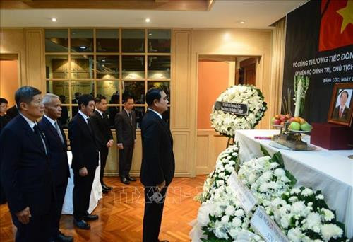 泰国总理巴育·占奥差9月24日赴越南驻泰国大使馆吊唁已故越南国家主席陈大光并在吊唁簿上题词。 图自越通社