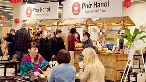 俄罗斯食客品尝河内米粉。（图片来源：互联网）