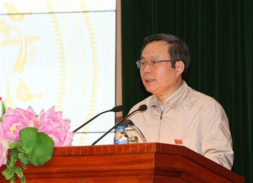 国会副主席冯国显在会上发表讲话。（图片来源：越通社）
