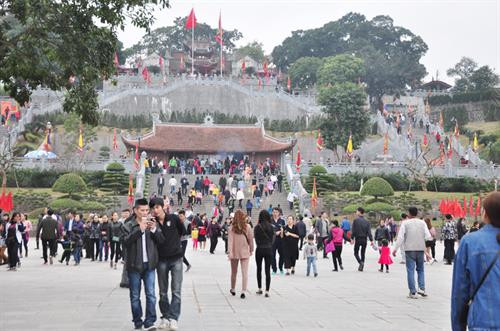 翁门祠吸引众多游客前来参观、拜佛。（图片来源：广宁报网）
