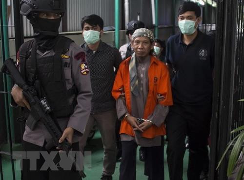 印尼宗教人士阿曼·阿卜杜勒－拉赫曼（橘衣）被判死刑。（图片来源：越通社）