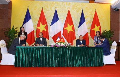 越南政府总理阮春福与法国总理爱德华•菲利普出席两国各项合作文件签字仪式。越通社记者 统一 摄 越南政府总理阮春福与法国总理爱德华•菲利普出席两国各项合作文件签字仪式。越通社记者 统一 摄