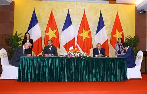 越南政府总理阮春福与法国总理爱德华•菲利普出席两国各项合作文件签字仪式。越通社记者 统一 摄