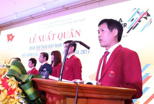 体育总局副局长、第29届东南亚运动会越南体育代表团团长陈德粉在出征仪式上发表讲话。（图片来源：越通社）