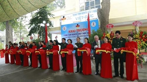 108中央军队医院和德国图宾根大学领导为越德医学研究中心揭牌并剪彩。（图片来源于越南人民报）