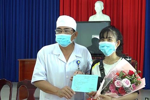 庆和省一名新冠肺炎感染病例(女)治愈出院。图自互联网 庆和省一名新冠肺炎感染病例(女)治愈出院。图自互联网