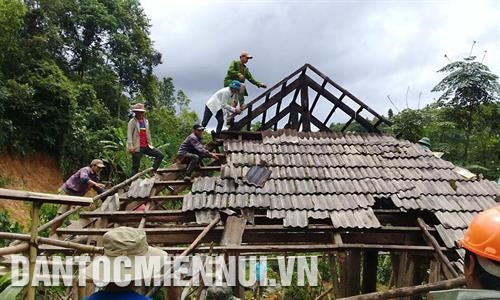 莱州省境内多个贫困户搜到援助,盖新房,居住稳定,逐步稳定生产。记者 越皇 摄 近年来,莱州省贫困地区多条公路得到省级改造,帮助同胞出行便利。记者 越皇 摄 莱州省境内多个贫困户搜到援助,盖新房,居住稳定,逐步稳定生产。记者 越皇 摄 近年来,莱州省贫困地区多条公路得到省级改造,帮助同胞出行便利。记者 越皇 摄