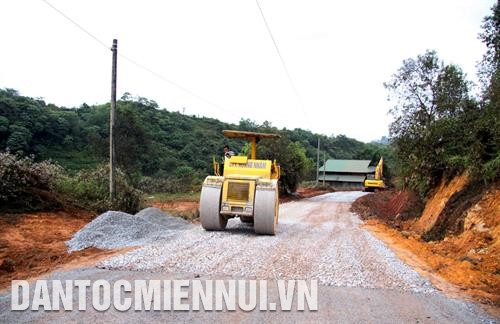 莱州省境内多个贫困户搜到援助，盖新房，居住稳定，逐步稳定生产。记者 越皇 摄 近年来，莱州省贫困地区多条公路得到省级改造，帮助同胞出行便利。记者 越皇 摄