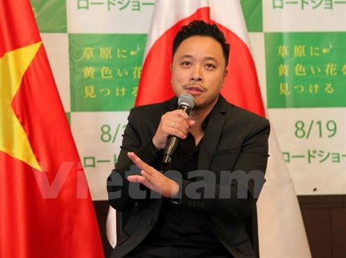 《我看见黄花在绿草中摇曳》的导演在新闻发布会上发表讲话。（图片来源：越通社）