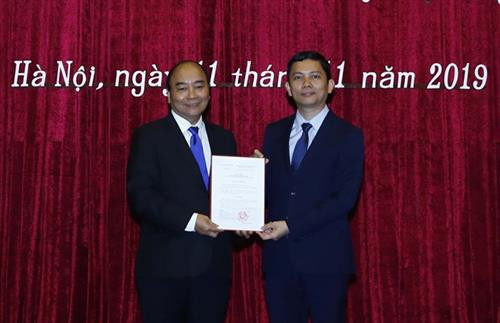 越南政府总理阮春福在河内向越共中央候补委员、越南社会科学翰林院副院长裴日光颁发任命书。图自越通社