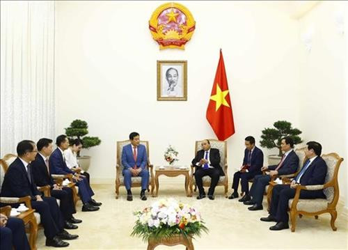 越南政府总理阮春福会见韩国韩亚金融集团会长兼首席执行官金正泰。图自越通社