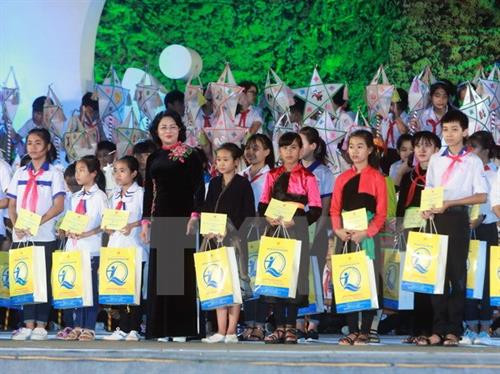 越南国家副主席邓氏玉盛向宣光省优秀贫困儿童赠送礼物。(图片来源:越通社) 越南国家副主席邓氏玉盛向宣光省优秀贫困儿童赠送礼物。(图片来源:越通社)