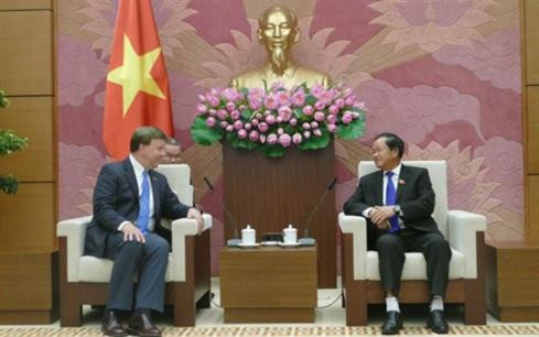 越南国会副主席杜伯巳6日在国会大厦会见美国众议院军事委员会战略力量小组委员会主席迈克 · 罗杰斯。（图片来源：因特网）