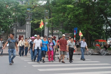 赴河内旅游的游客。（图片来源：因特网）