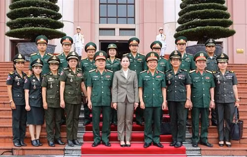 双方代表合影 图自越通社