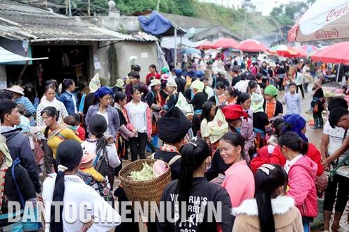 黄马斋集市富有西北地区山区各少数民族的文化特色。记者 贵忠 摄 黄马斋集市富有西北地区山区各少数民族的文化特色。记者 贵忠 摄