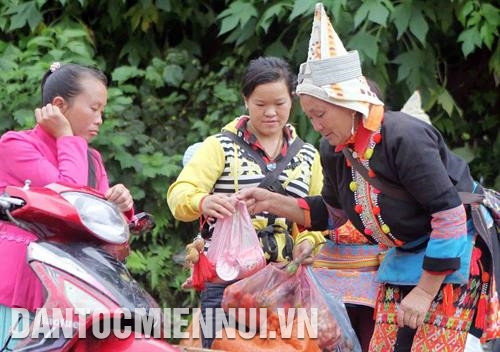 少数民族同胞下山赶集。记者 贵忠 摄 少数民族同胞下山赶集。记者 贵忠 摄