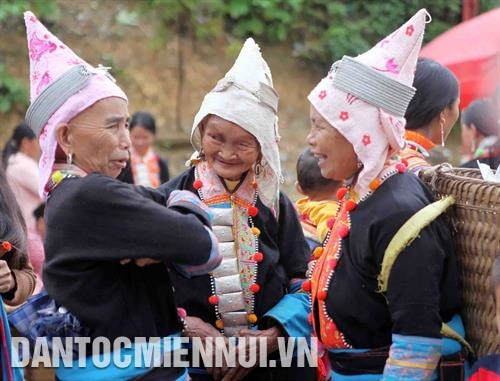 少数民族同胞下山赶集,一起交流和谈话。记者 贵忠 摄 少数民族同胞下山赶集,一起交流和谈话。记者 贵忠 摄