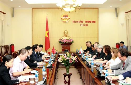 越南劳动荣军与社会部部长陶玉荣会见捷克和摩拉维亚(Sec-Morava)共产党主席、众议院副副议长沃伊杰赫·菲利普一行场景。