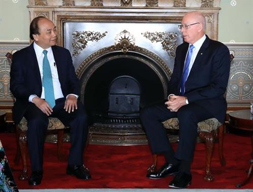 政府总理阮春福(左)与新南威尔士总督大卫·赫利。越通社记者 统一 摄 政府总理阮春福(左)与新南威尔士总督大卫·赫利。越通社记者 统一 摄