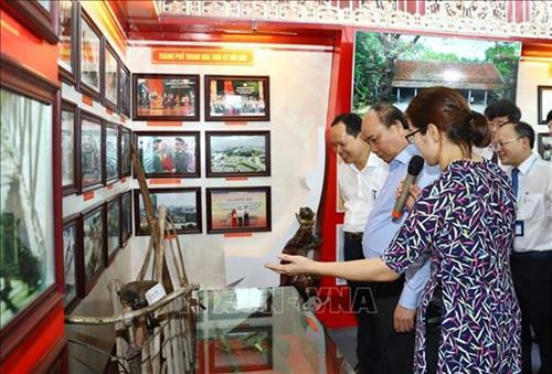 越南政府总理阮春福参观“清化今与昔”展览会。图自越通社 越南政府总理阮春福参观“清化今与昔”展览会。图自越通社